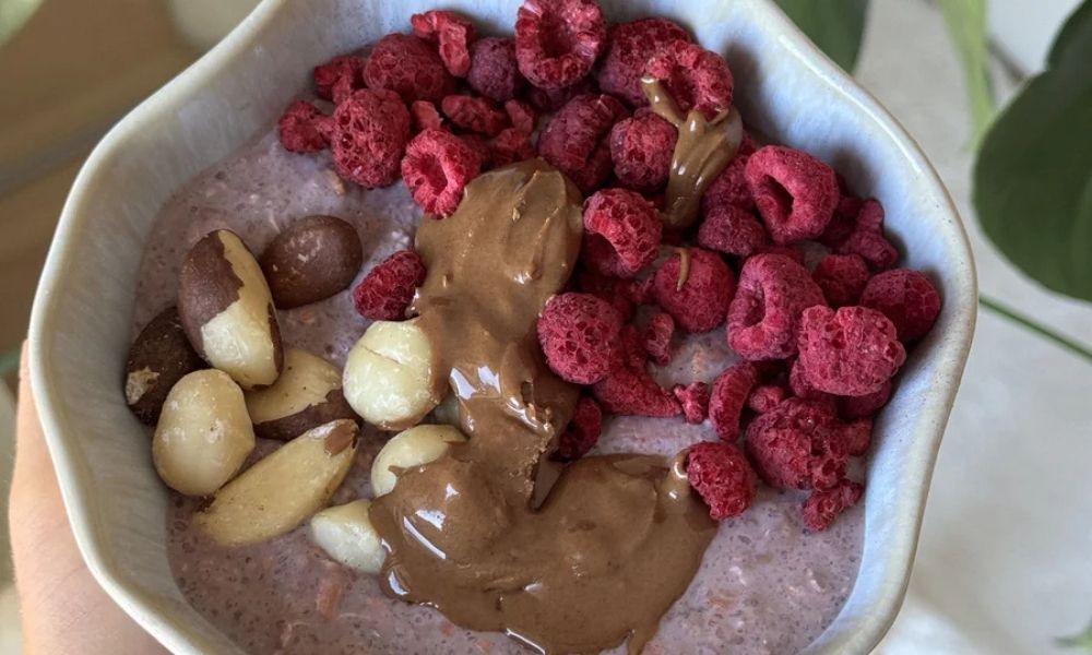 Protein Porridge – Proteinreiches Frühstücksrezept, Porridge mit Beeren und Nussmus
