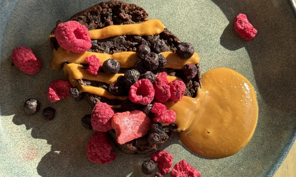 Schoko-Bananenbrot mit Nussmus und Beeren als Topping