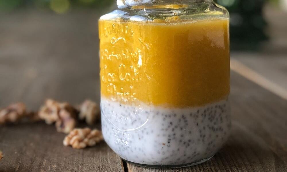 Kokos-Chia-Pudding mit Mango in einem Glas als Frühstück oder Snack