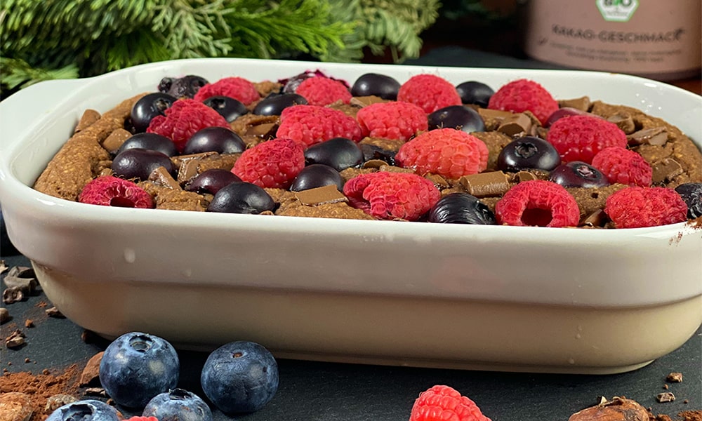Gebackene Haferflocken mit Himbeeren in einer Auflaufform