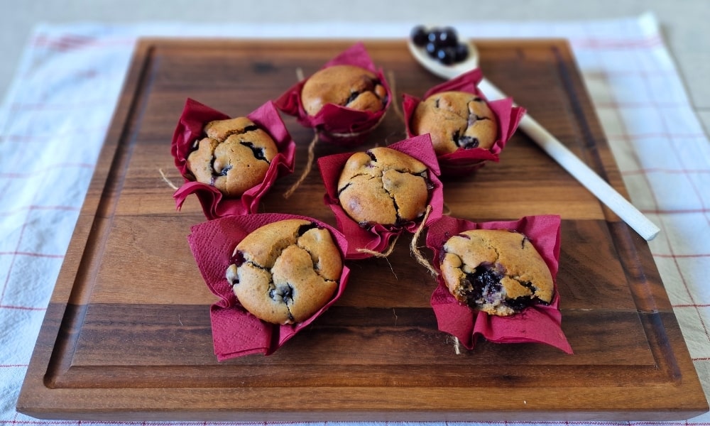 Protein Muffins mit Blaubeeren auf einem Holzbrett