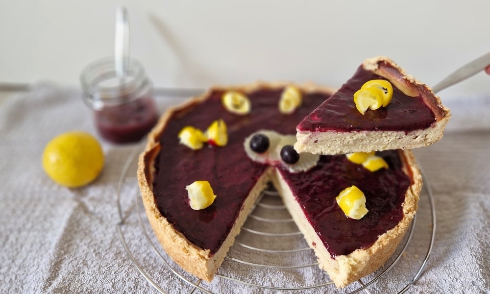 Protein Käsekuchen mit Blaubeertopping und Zitronendeko
