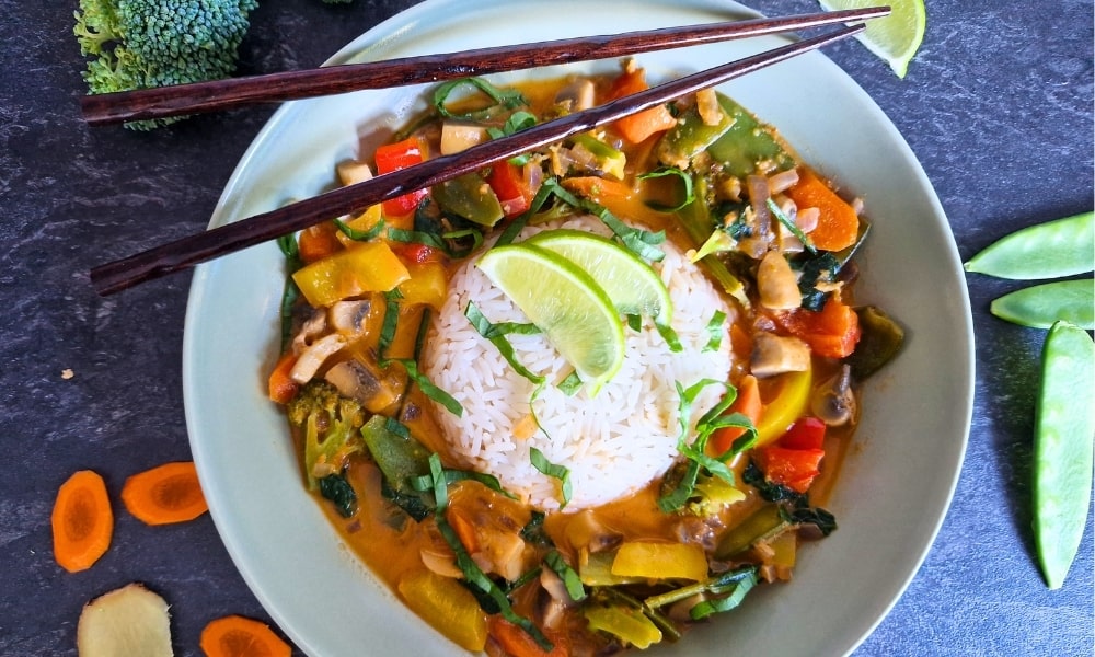 Veganes Thai Curry mit knackigem Gemüse und Reis