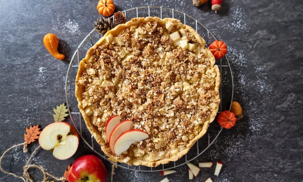 Apfelkuchen mit Pudding und herbstlicher Deko