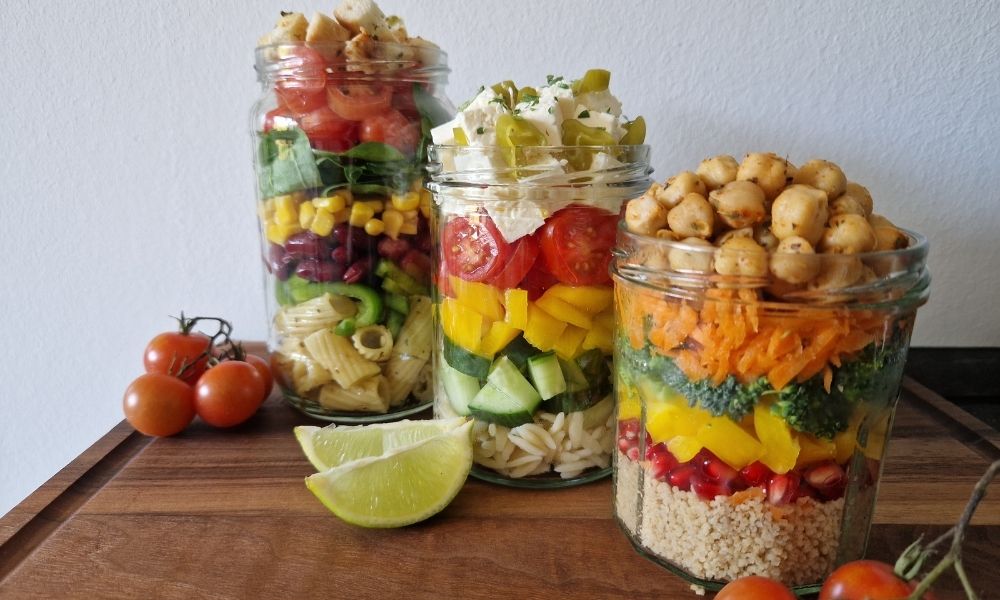 3 Meal Prep Salate im Glas mit frischen Zutaten