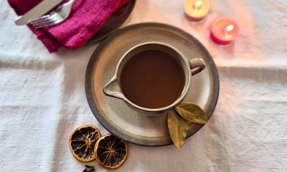 Vegane Bratensoße in einer kleinen Kanne mit Dekoration