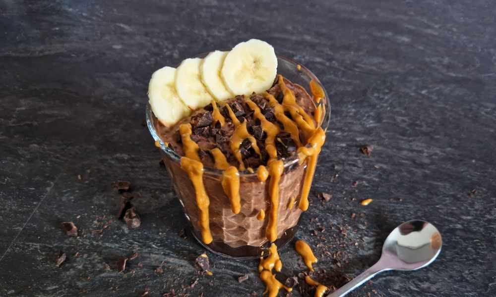 Overnight Oats Schoko mit Toppings in einem Glas