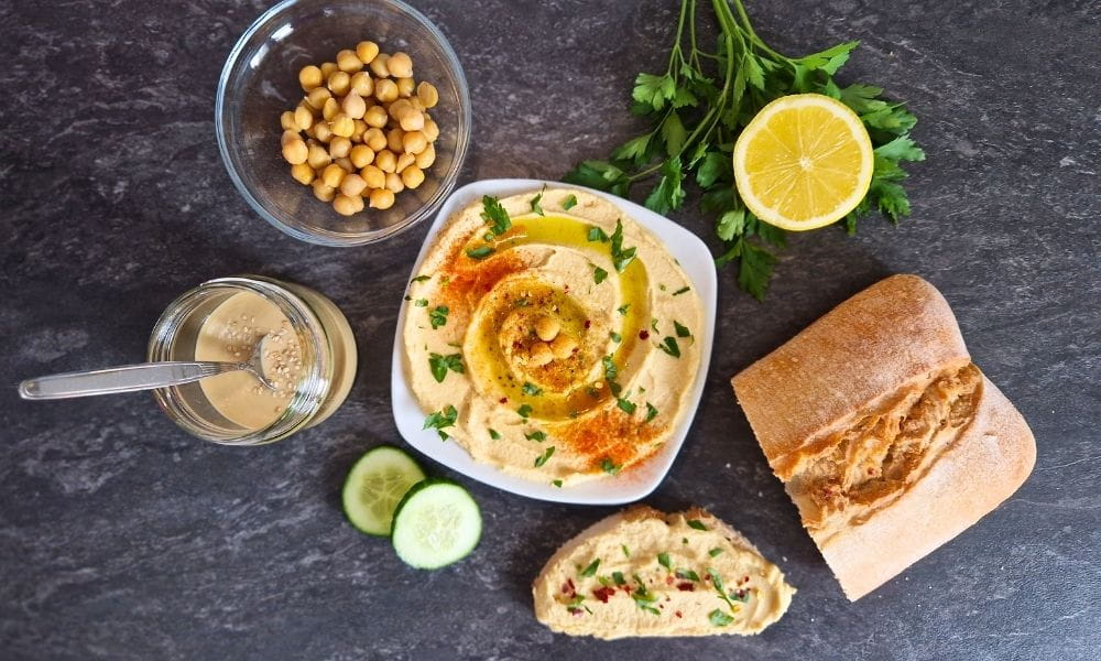 Cremiger Hummus mit Dekoration und frischem Brot