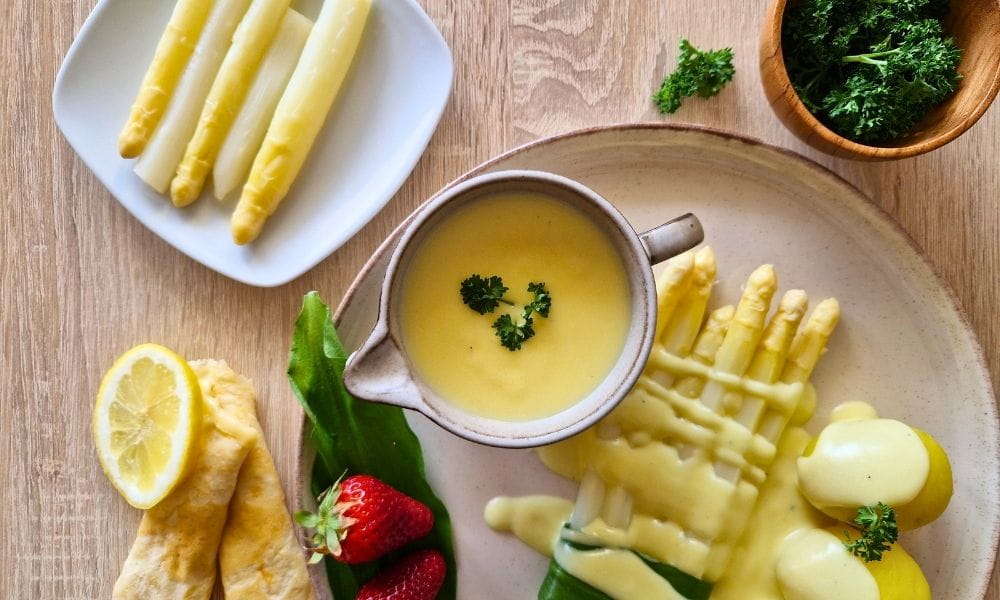 Vegane Sauce Hollandaise mit Kartoffeln, Spargel und Pfannkuchen
