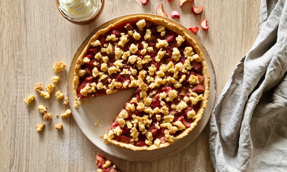 Veganer Rhabarberkuchen mit Streuseln