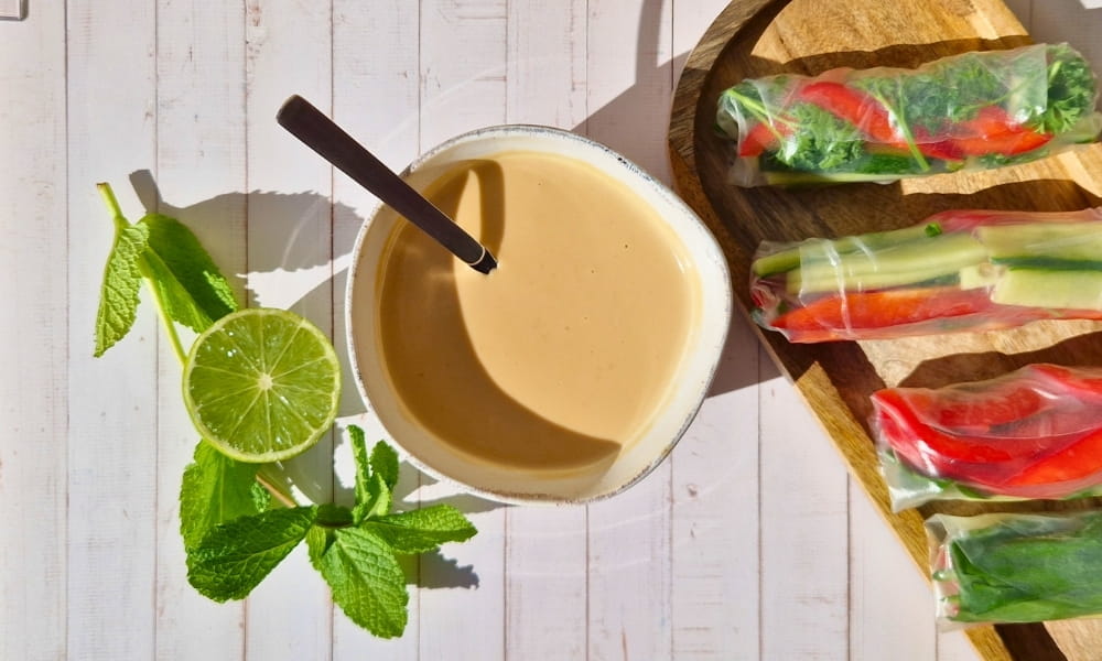 Erdnusssauce mit Sommerrollen und frischer Limette