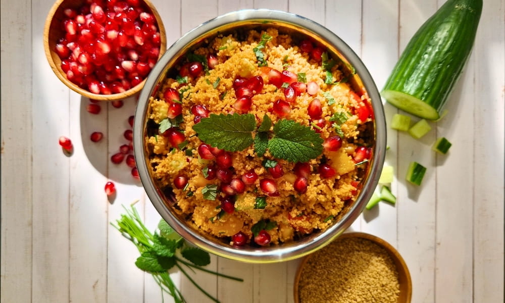 Veganer Couscoussalat mit frischem Gemüse in einer Schüssel