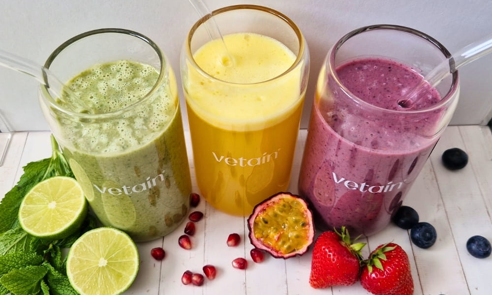 3 Protein Smoothies in verschiedenen Geschmacksrichtungen: Beere, Mango-Maracuja und Green Power