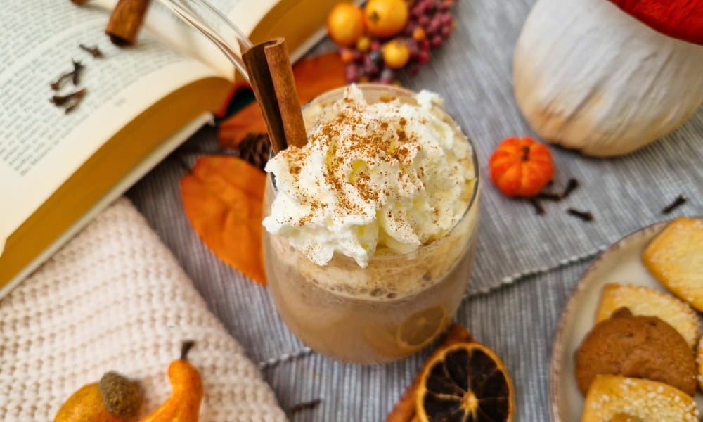 Pumpkin Spice Latte von Vetain mit veganer Sprühsahne