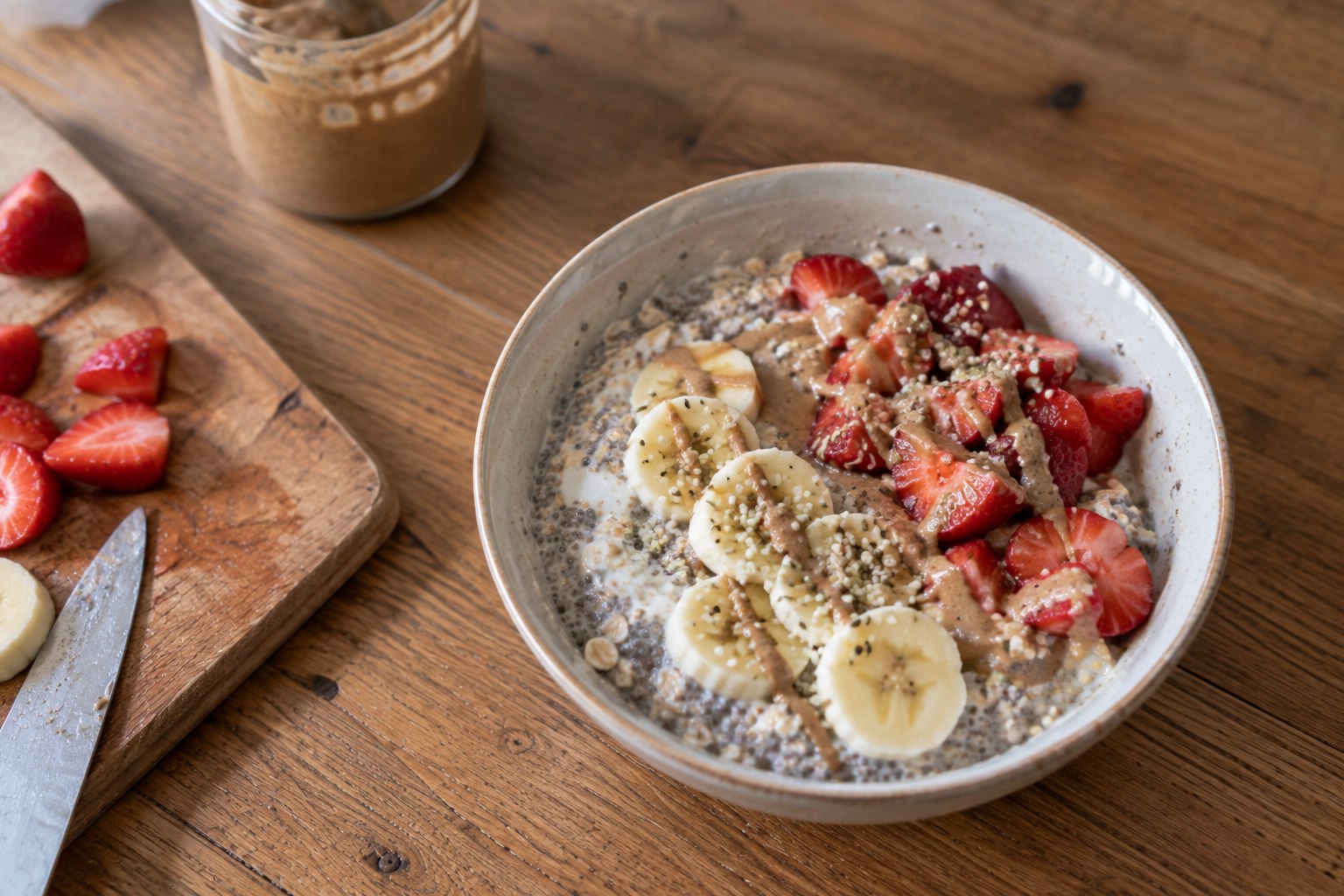 Protein Chia Pudding mit Erdbeeren und Banane