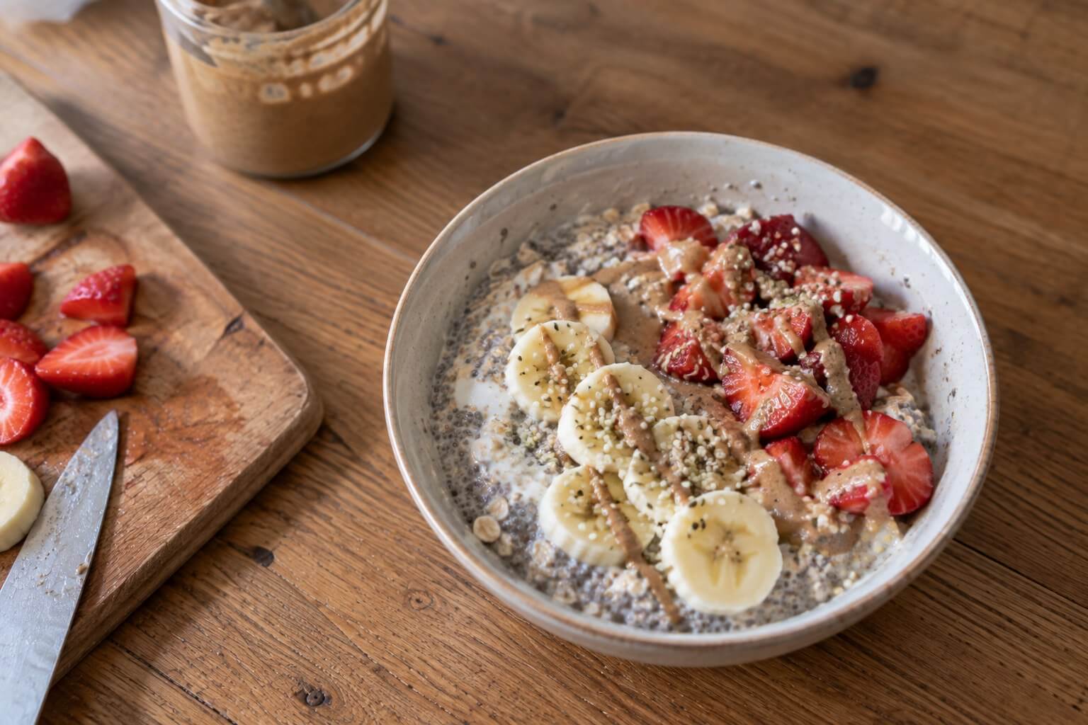 Protein Chia Pudding mit Erdbeeren und Banane