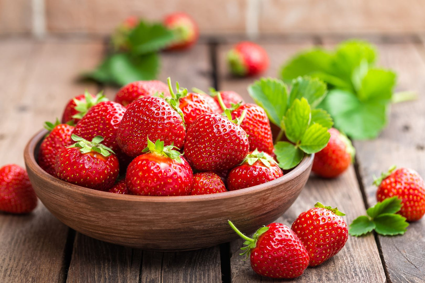 frische Erdbeeren in einer Holzschüssel