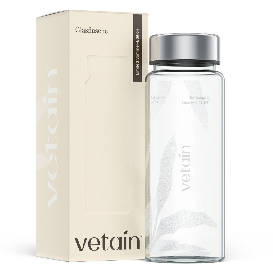 Vetain Glasflasche, daneben ihr Verpackungskarton