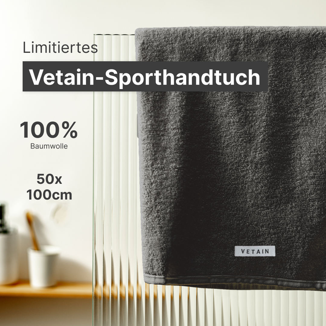 Limitiertes Vetain-Sporthandtuch hängt über einer Duschwand. Es ist aus 100% Baumwolle in der Größe 50x100cm