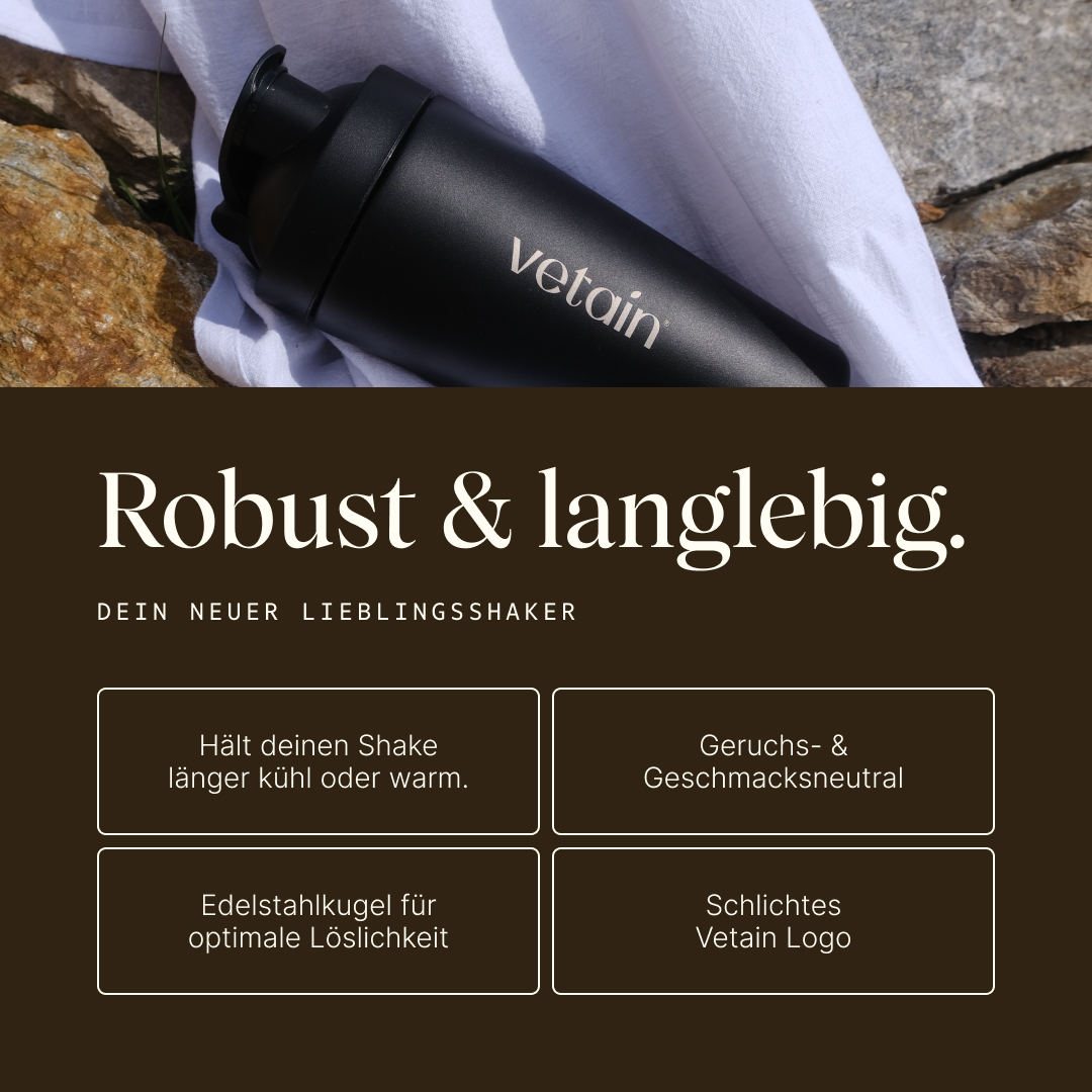 Vetains Edelstahlshaker ist robust & langlebig. Dein neuer Lieblingsshaker hält deinen Shake länger kühl oder warm, ist geruchs- und geschmacksneutral, hat ein schlichtes Vetain Logo und eine Edelstahlkugel für optimale Löslichkeit