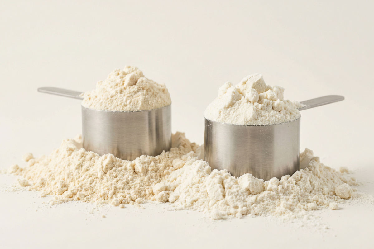 2 Scoops mit Proteinpulver