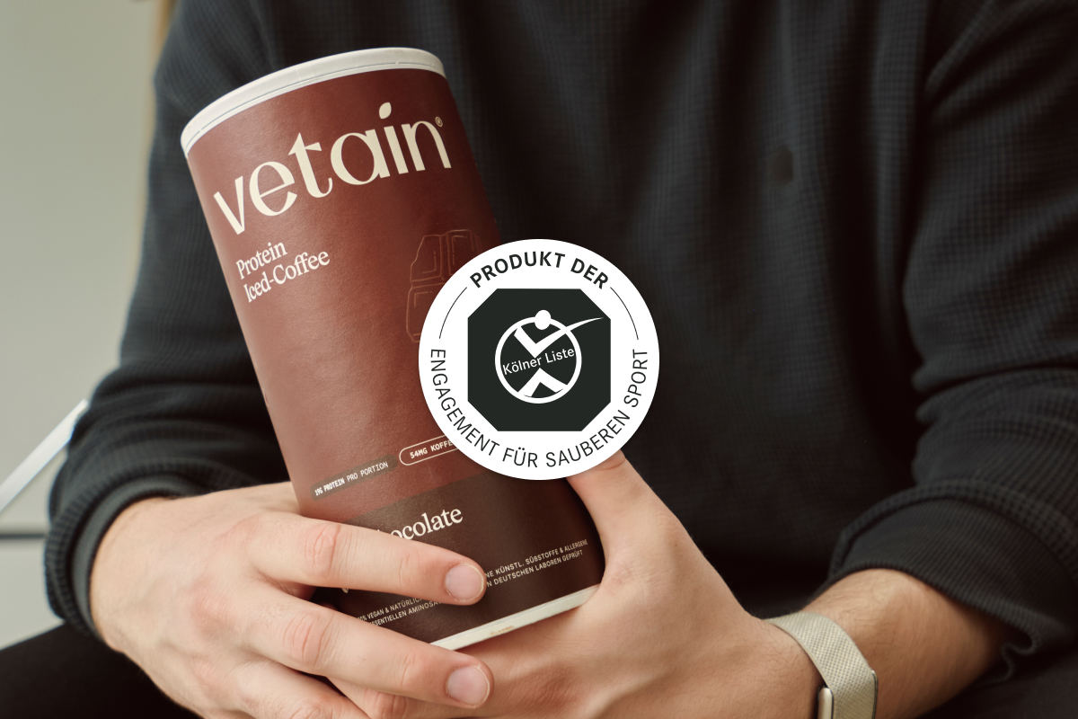Vetains Produkte auf der Kölner Liste: Mann hält eine Dose veganes Proteinpulver in der Hand
