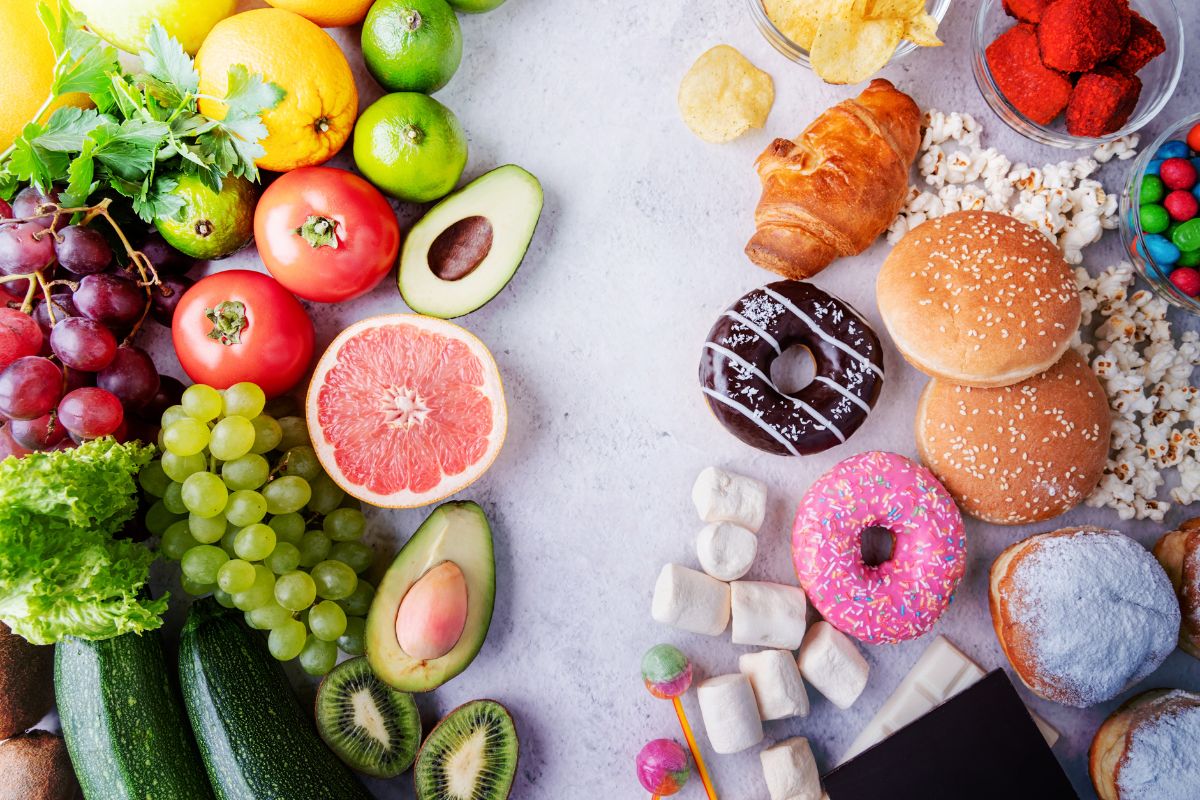 Übersicht gesunde Ernährung: links gesunde Lebensmittel wie Obst und Gemüse, rechts ungesunde Lebensmittel wie Süßigkeiten auf grauem Hintergrund
