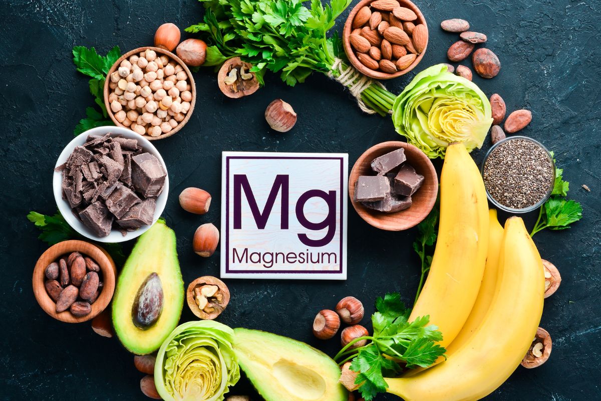 magnesiumreiche Lebensmittel mit kleinem Schild, auf dem Magnesium steht