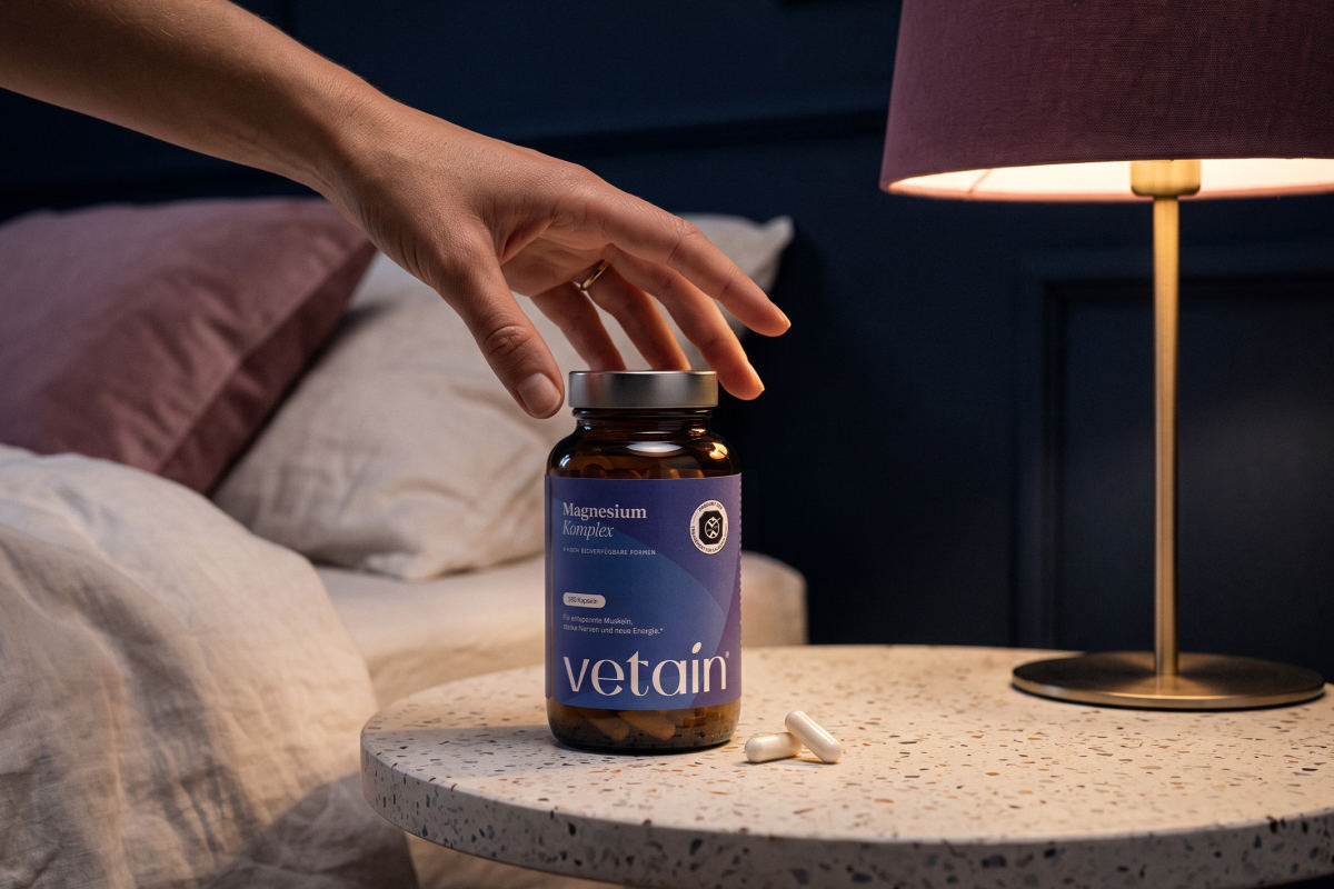 Vetains Magnesium Kapseln auf einem Nachttisch