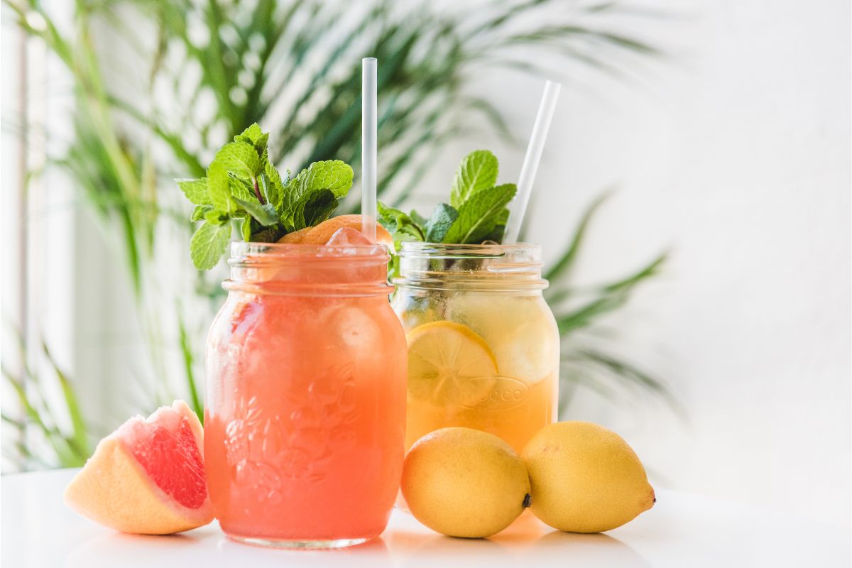 Gläser mit Clear Protein und frischen Früchten