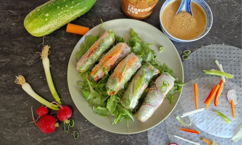 Sommerrollen auf einem Rucolabett mit Gemüse und einer Erdnusssauce mit Vetains Erdnussmus