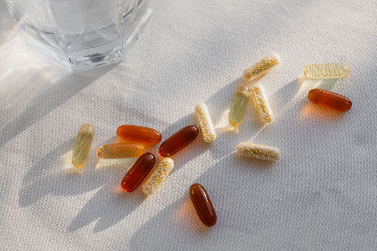 Vitamin B Kapseln auf einer weißen Tischdecke