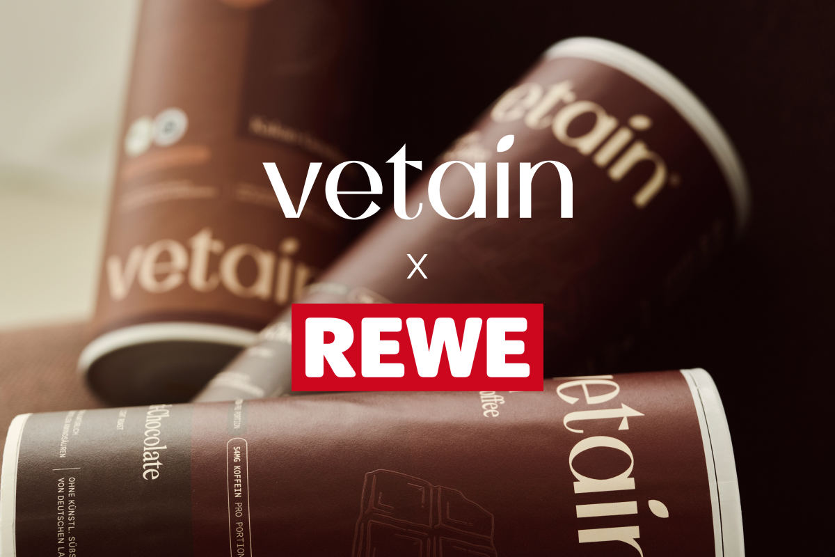 Vetain Proteinpulverdosen, darüber das Vetain Logo und das Rewe Logo