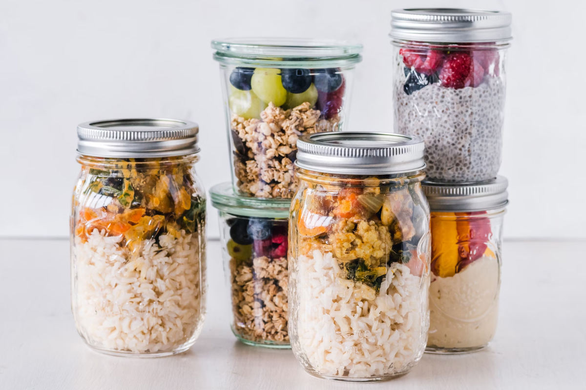 Meal Prep Gerichte in Gläsern vorbereitet