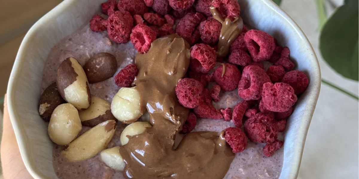Protein Porridge – Gesundes Frühstücksrezept, Porridge mit Beeren und Nussmus