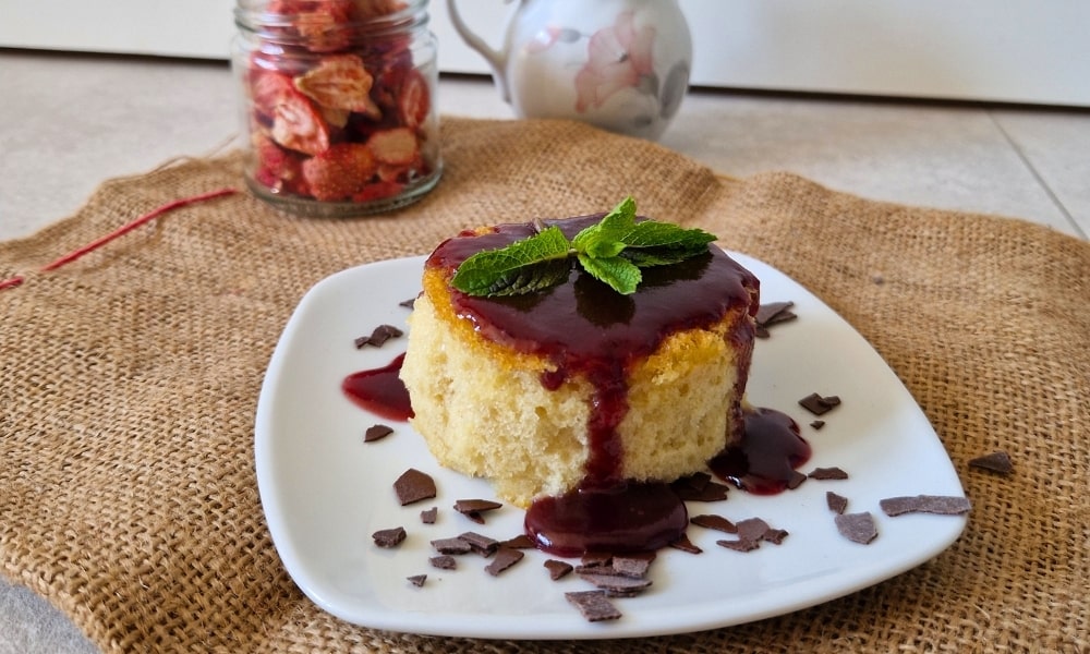 Veganer japanischer Pancake mit Beerenmarmelade und Schokostreuseln