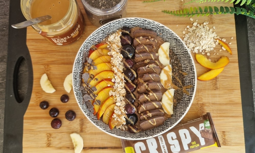 Protein Bowl mit Schokolade und Toppings wie Crispy Brownie Proteinriegel, frischen Früchten und Nussmus von Vetain