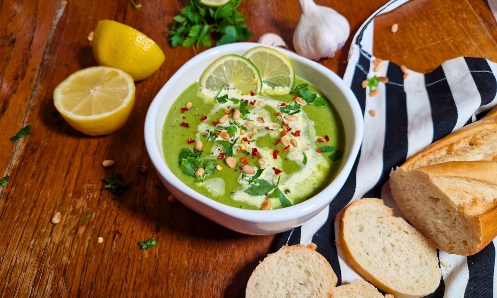 Brokkolisuppe in vegan mit Baguette und frischen Toppings