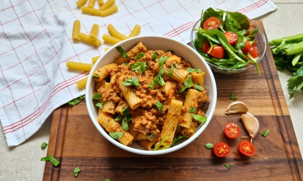 Protein Pasta in einer Schale mit einem frischem Salat