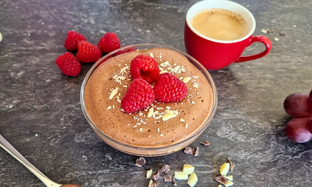 Protein Mousse mit frischen Himbeeren und Schokolade