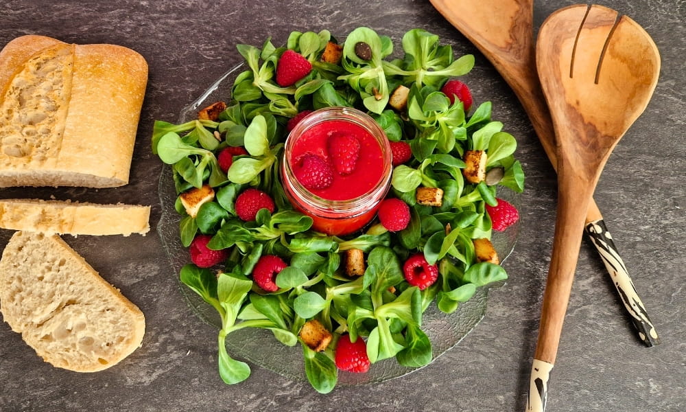 Frischer Feldsalat mit Himbeerdressing