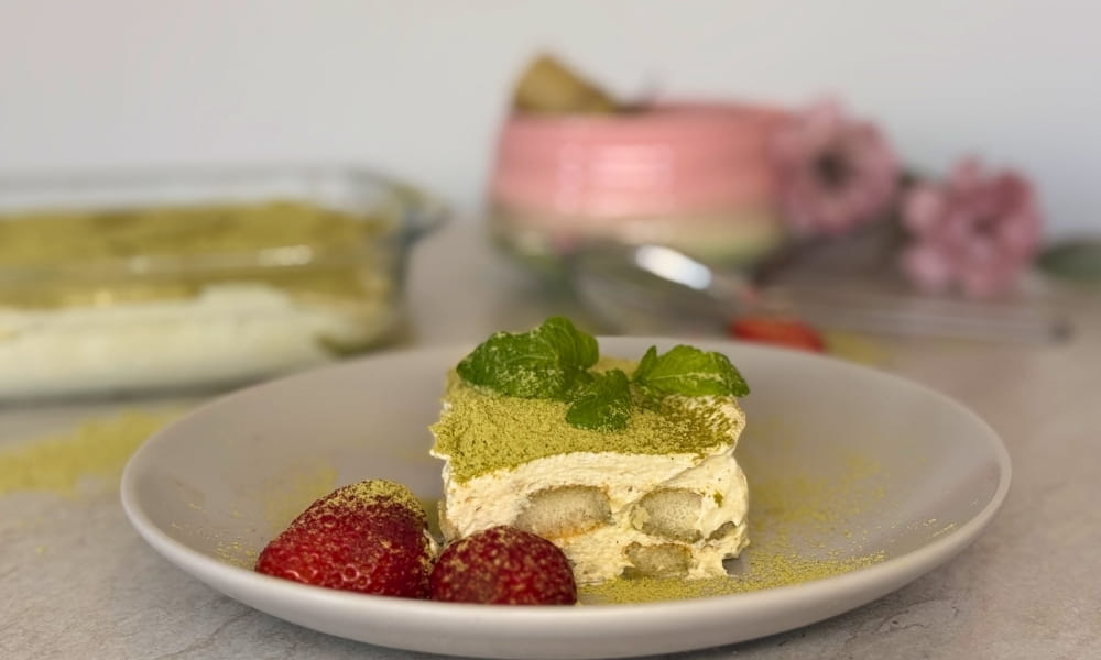 Veganes Matcha Tiramisu auf einem Teller