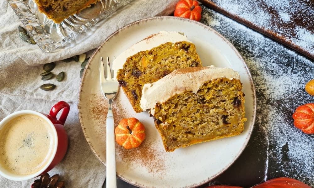 Veganer Kürbiskuchen mit Frischkäse-Frosting