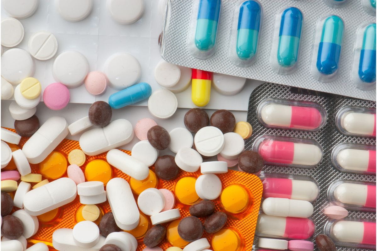 Verschiedene Tabletten und Kapseln bunt gemischt