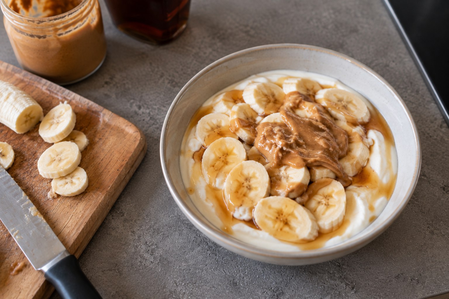 Joghurt Bowl mit Erdnussbutter und Banane