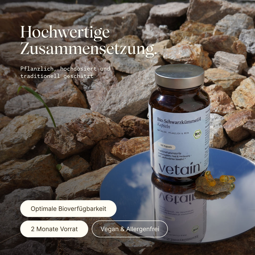 Bio-Schwarzkümmelöl, angerichtet auf einem Felsen in der Natur. Hochwertige Zusammensetzung, pflanzlich, hochdosiert, wissenschaftlich fundiert, optimale Bioverfügbarkeit, ganzheitlicher Support und vegan & allergenfrei