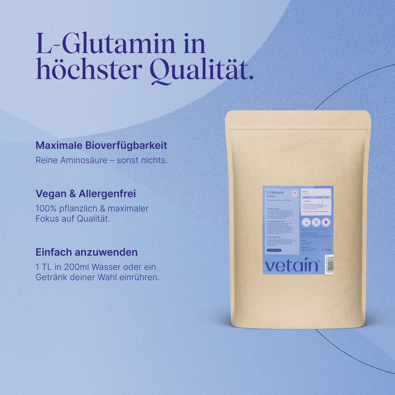 Vetain L-Glutamin Pulver im Standbodenbeutel (500 g) vor blauem Hintergrund. Überschrift „L-Glutamin in höchster Qualität“ mit den Punkten: maximale Bioverfügbarkeit (reine Aminosäure), vegan & allergenfrei (100 % pflanzlich), einfach anzuwenden (1 TL in 200 ml Wasser einrühren).
