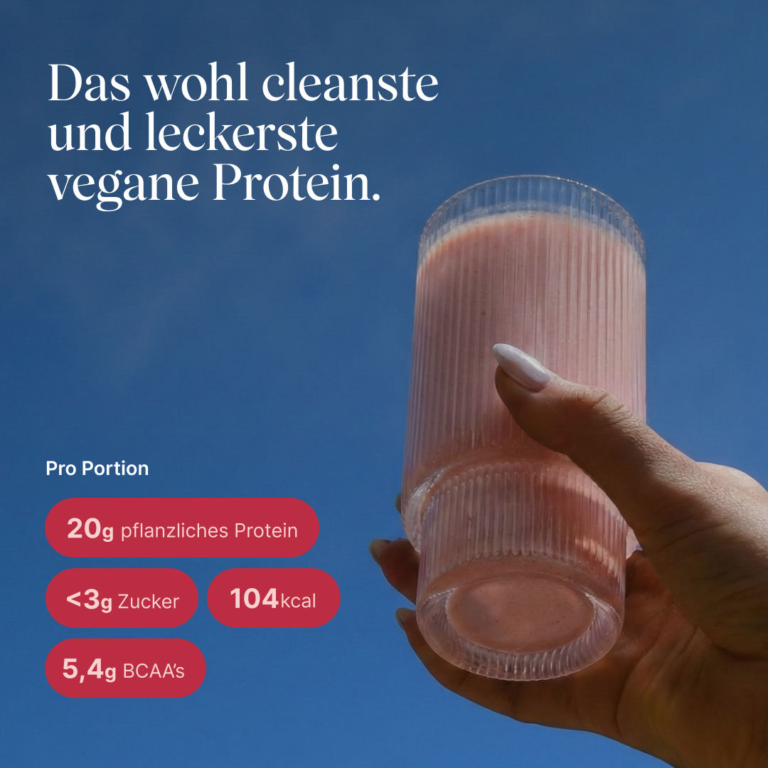 Das wohl cleanste und leckerste vegane Protein: Vetain. Frauenhand hält pinken Shake im Glas in die Luft. Portionsangabe für Protein 20g, unter 3g Zucker, 10kcal und 5,4g BCAA's