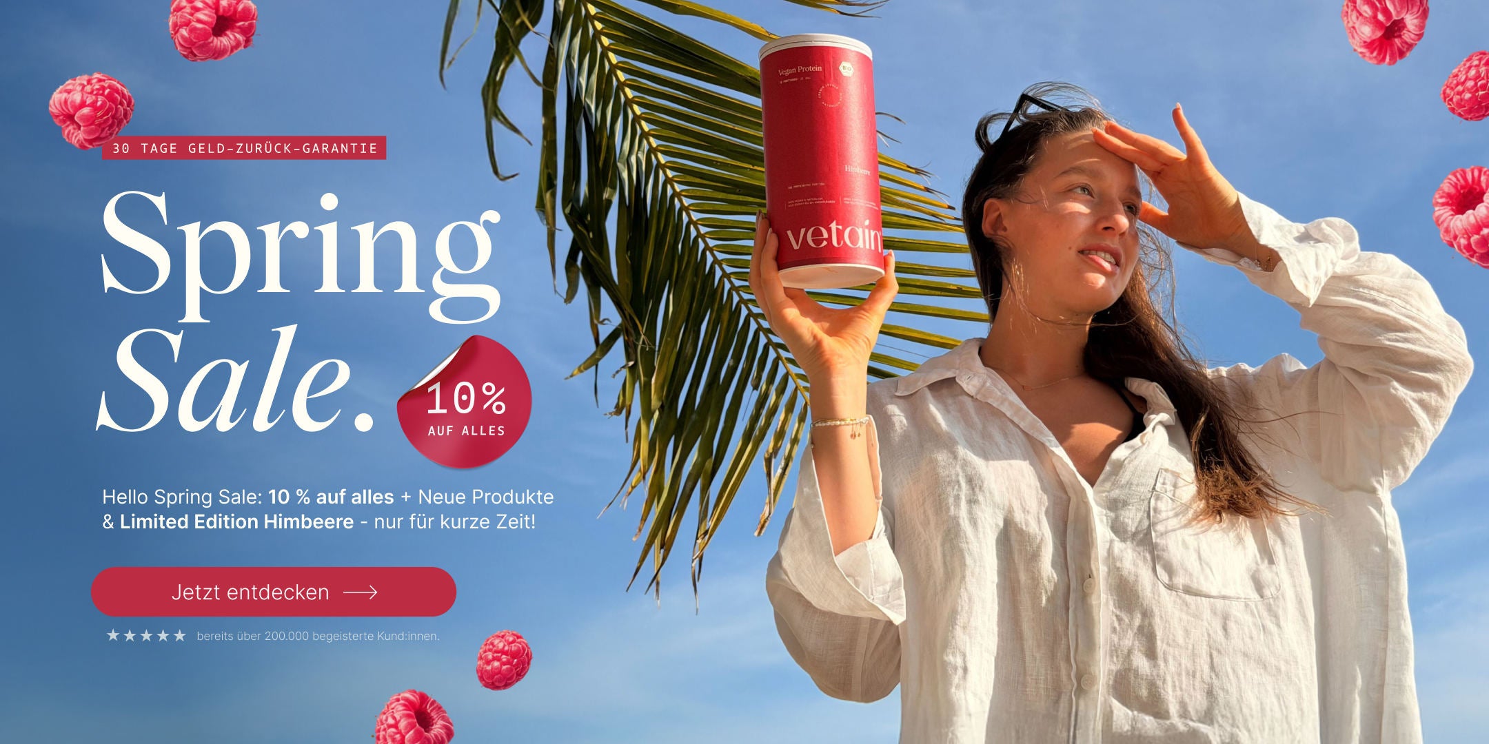 Spring Sale bei Vetain mit 10% auf alles. 30 Tage Geld-zurück-Garantie. Neue Produkte und die limited Edition Himbeere, jetzt entdecken. Maria hält die Proteinpulverdose von Vetain in die Luft, im Hintergrund ein Palmenwedel.