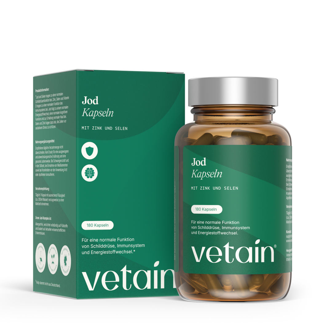 Vetains Jod Kapseln im hochwertigen Braunglas. Schräg dahinter der nachhaltige Verpackungskarton.